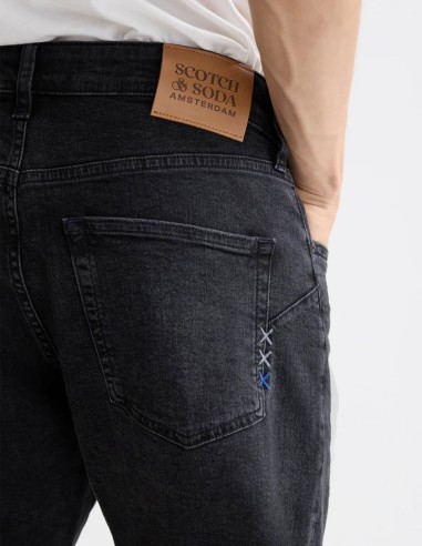 ESSENTIALS THE ZEE STRAIGHT JEANS