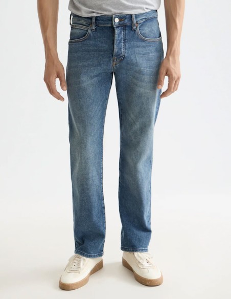THE ZEE STRAIGHT FIT ESSENTIALS JEANS